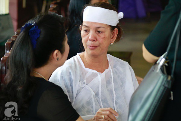 Vợ cũ òa khóc nức nở, chia sẻ về giây phút cuối cùng trước khi ra đi của nghệ sĩ Lê Bình