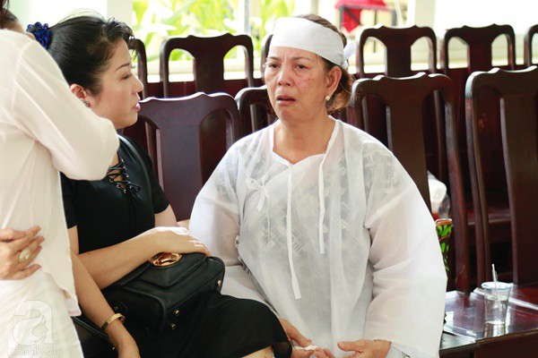 Vợ cũ òa khóc nức nở, chia sẻ về giây phút cuối cùng trước khi ra đi của nghệ sĩ Lê Bình