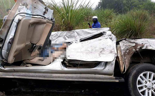 Xe bán tải đấu đầu xe tải, tài xế nguy kịch mắc kẹt trong ca bin giập nát