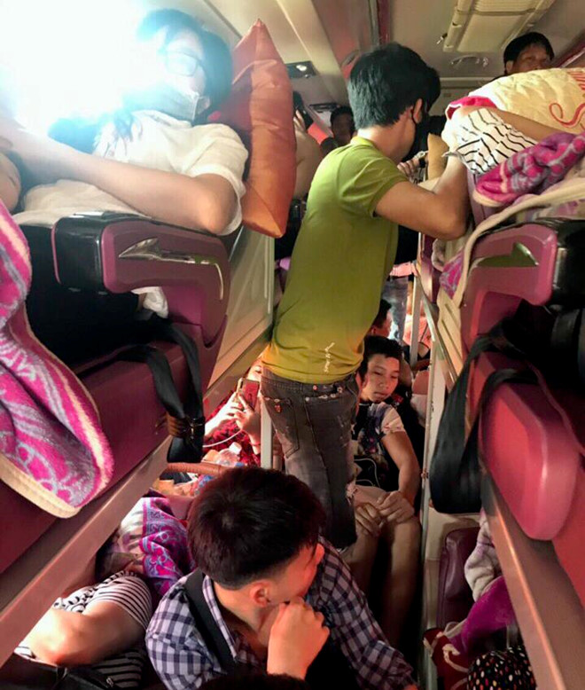 Kỷ lục nhồi nhét dịp lễ 30/4: Xe 45 chỗ chở 104 người