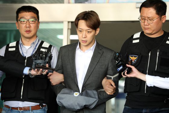 Yoochun đích thân thừa nhận nói dối với gương mặt vô cảm, bị trói chặt và giải đến văn phòng công tố