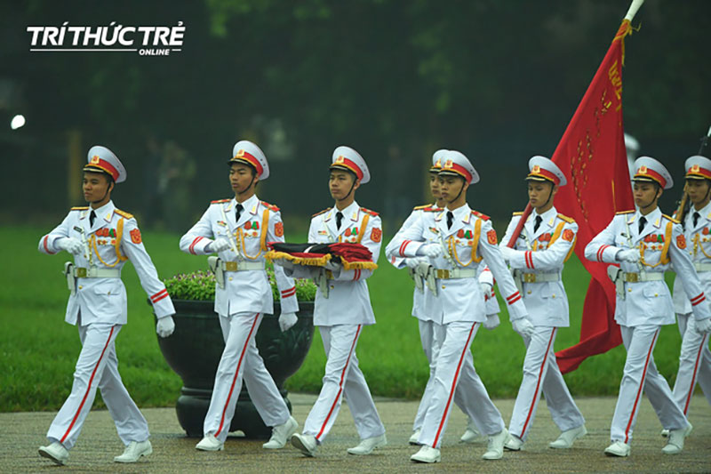 Lễ thượng cờ rủ Quốc tang cố Chủ tịch nước Lê Đức Anh trong mưa