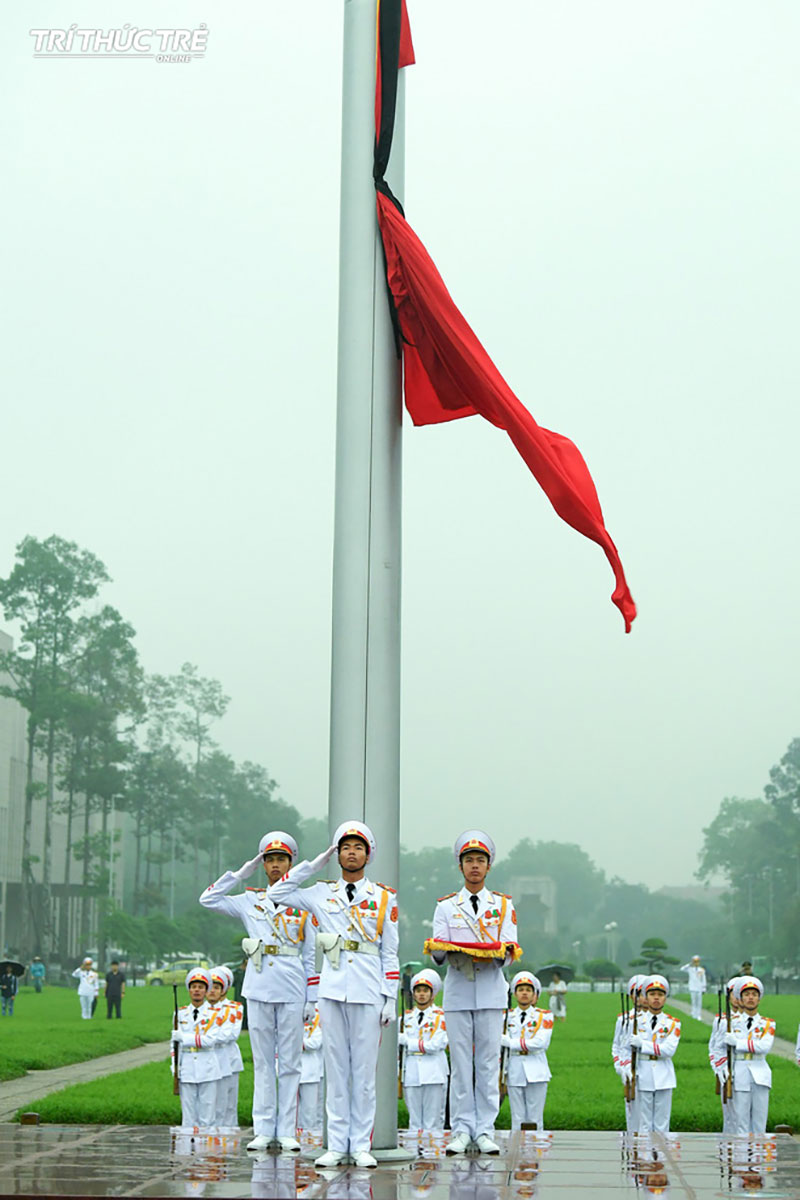 Lễ thượng cờ rủ Quốc tang cố Chủ tịch nước Lê Đức Anh trong mưa