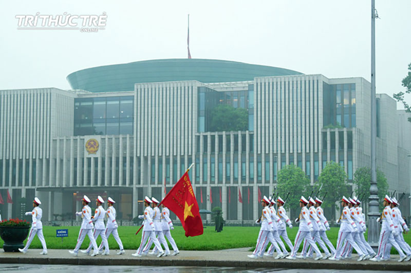 Lễ thượng cờ rủ Quốc tang cố Chủ tịch nước Lê Đức Anh trong mưa