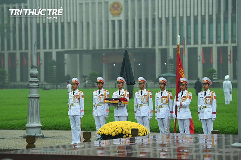 Lễ thượng cờ rủ Quốc tang cố Chủ tịch nước Lê Đức Anh trong mưa
