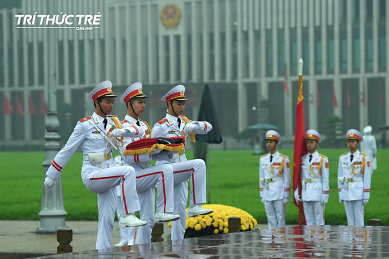 Lễ thượng cờ rủ Quốc tang cố Chủ tịch nước Lê Đức Anh trong mưa