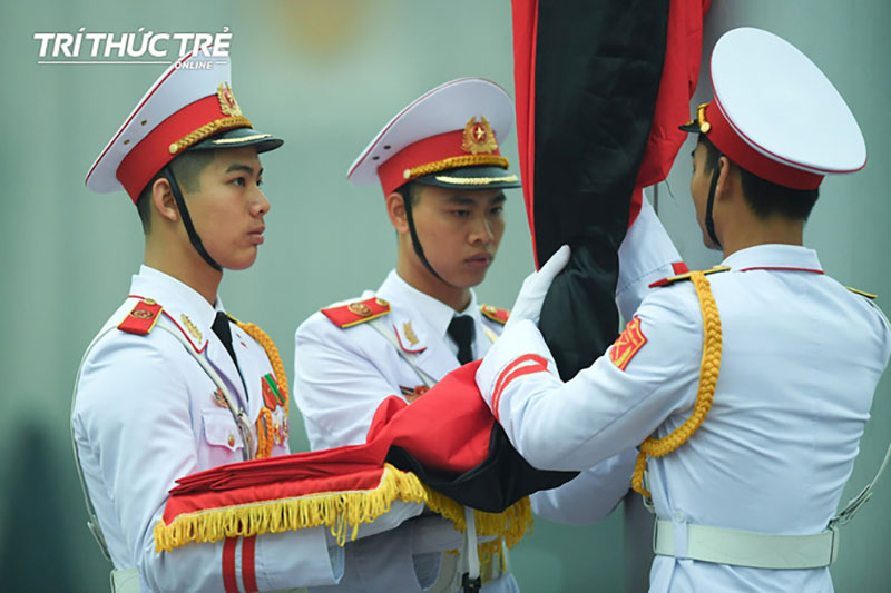 Lễ thượng cờ rủ Quốc tang cố Chủ tịch nước Lê Đức Anh trong mưa