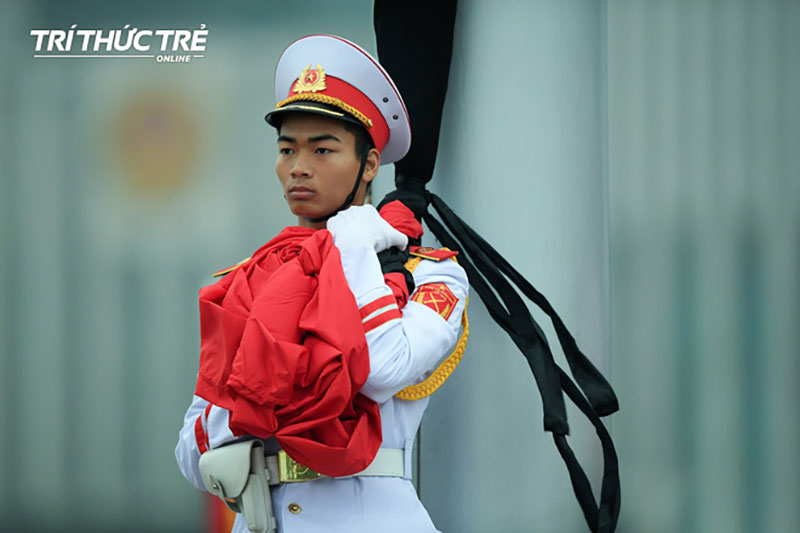 Lễ thượng cờ rủ Quốc tang cố Chủ tịch nước Lê Đức Anh trong mưa