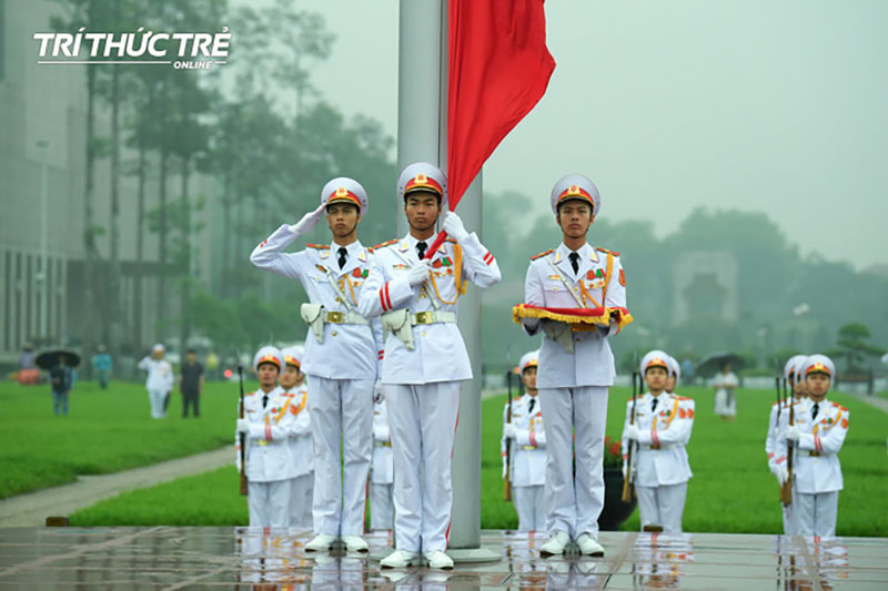 Lễ thượng cờ rủ Quốc tang cố Chủ tịch nước Lê Đức Anh trong mưa