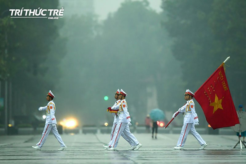 Lễ thượng cờ rủ Quốc tang cố Chủ tịch nước Lê Đức Anh trong mưa