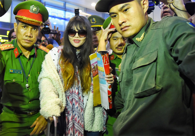 Đoàn Thị Hương về Việt Nam