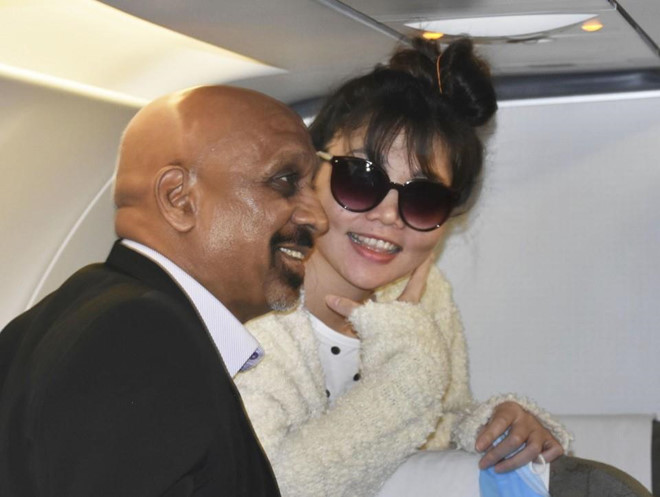 Hình ảnh Đoàn Thị Hương trên chuyến bay về Việt Nam