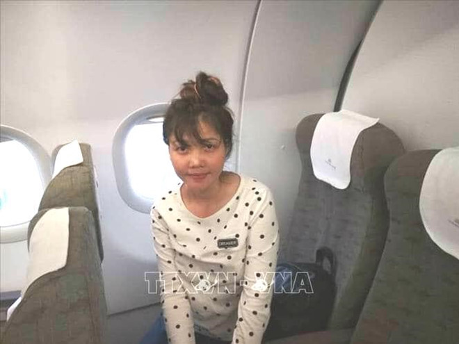 Hình ảnh Đoàn Thị Hương trên chuyến bay về Việt Nam