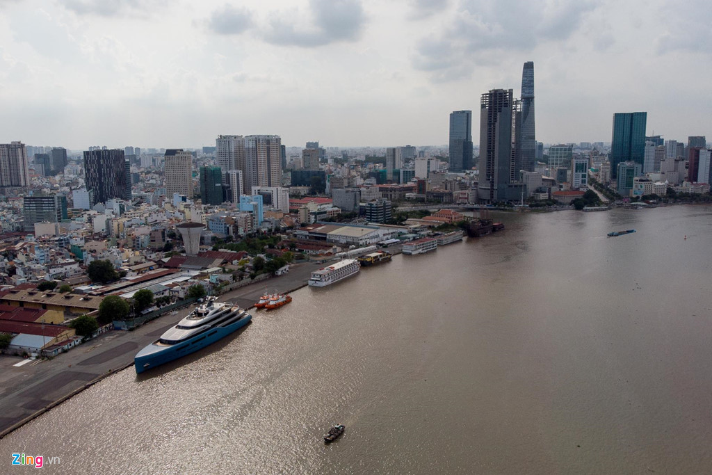 Cận cảnh siêu du thuyền 150 triệu USD đậu trên sông Sài Gòn