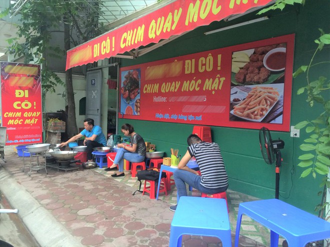 Hotboy 6 múi ngực trần bưng bê đồ phục vụ khách bị cho nghỉ việc