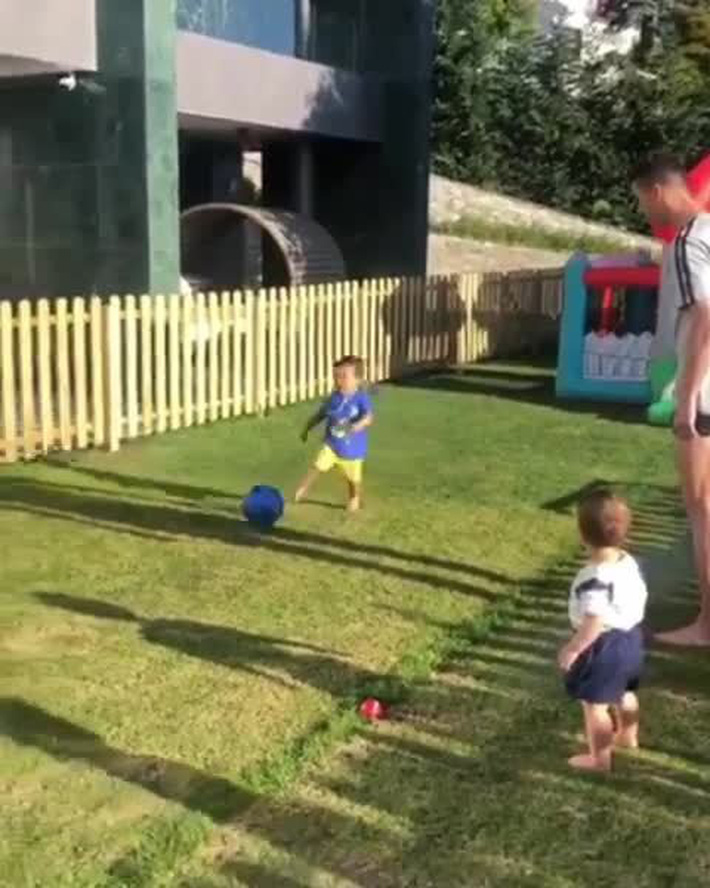 Messi gọi, Ronaldo liền trả lời theo cách rất riêng Messi gọi, Ronaldo liền trả lời theo cách rất riêng