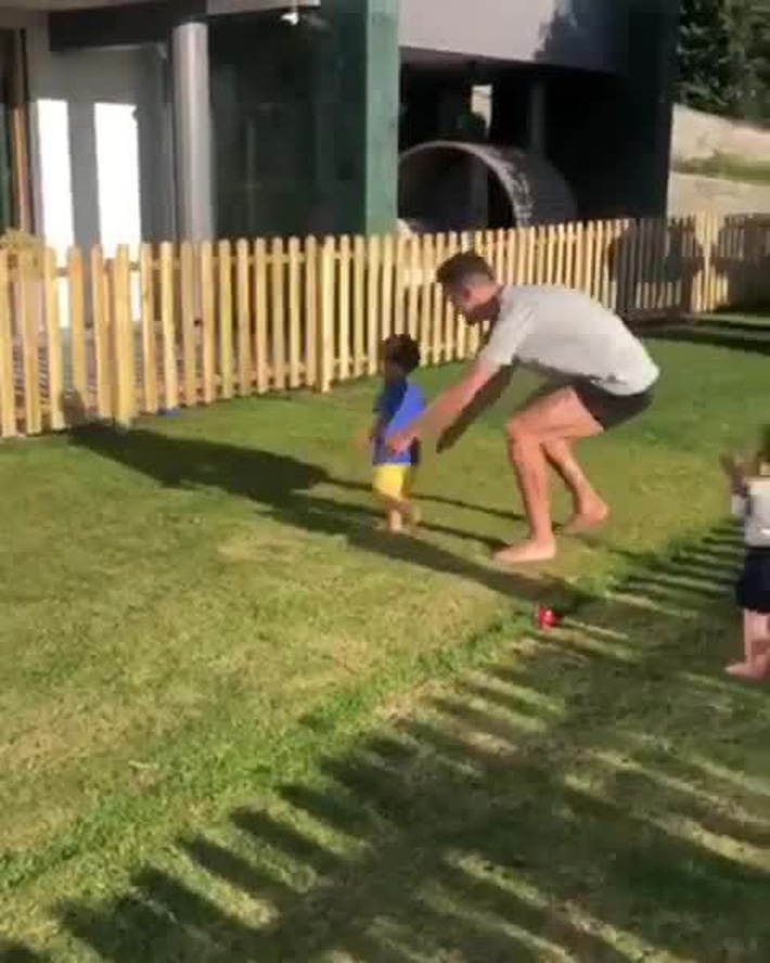 Messi gọi, Ronaldo liền trả lời theo cách rất riêng Messi gọi, Ronaldo liền trả lời theo cách rất riêng