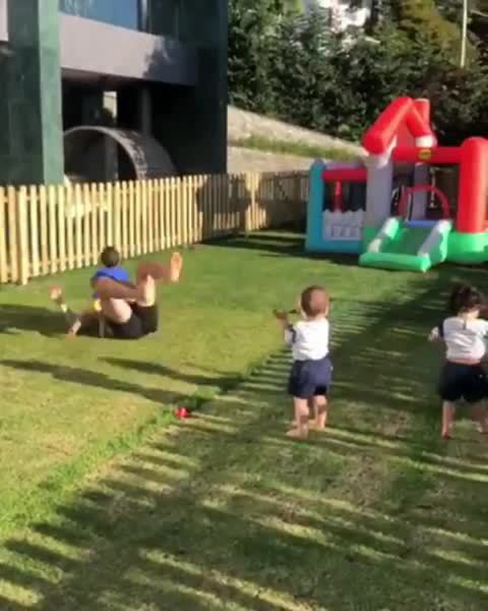 Messi gọi, Ronaldo liền trả lời theo cách rất riêng Messi gọi, Ronaldo liền trả lời theo cách rất riêng