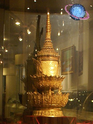 Vương miện vàng nạm đá quý nặng 7,3 kg và những con số đáng kinh ngạc trong lễ đăng cơ Vua Thái Lan