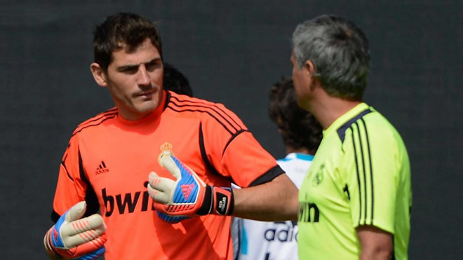 Phản ứng bất ngờ của Mourinho khi hay tin Casillas bị suy tim