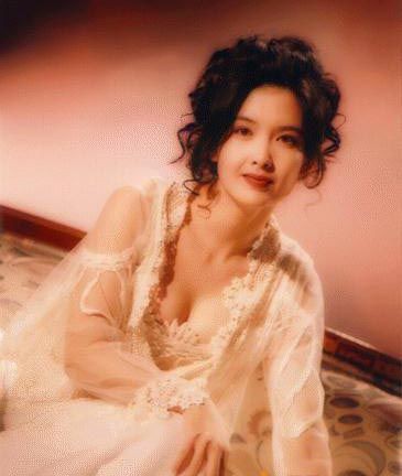 Hong Kong tự hào vì 1 ngọc nữ đẹp xuất sắc từ trẻ tới già: U51 mà trẻ đẹp như xuyên không về hồi 21 tuổi