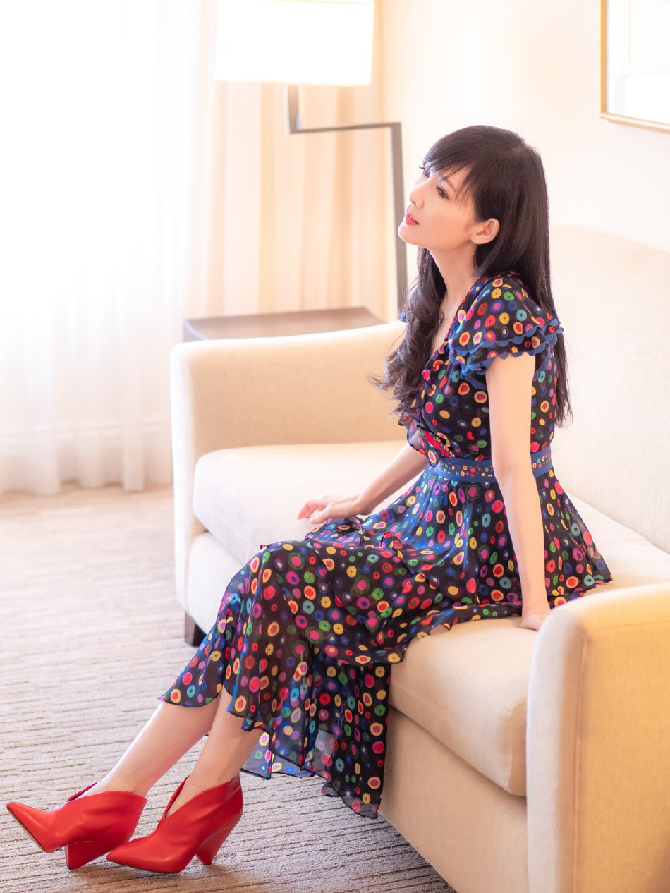 Hong Kong tự hào vì 1 ngọc nữ đẹp xuất sắc từ trẻ tới già: U51 mà trẻ đẹp như xuyên không về hồi 21 tuổi