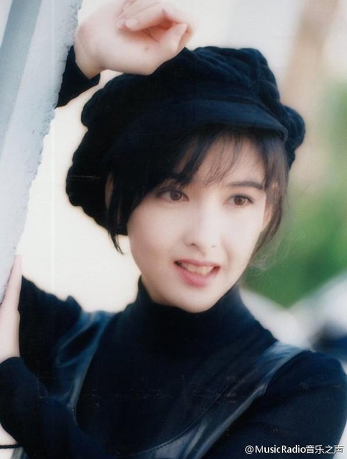 Hong Kong tự hào vì 1 ngọc nữ đẹp xuất sắc từ trẻ tới già: U51 mà trẻ đẹp như xuyên không về hồi 21 tuổi