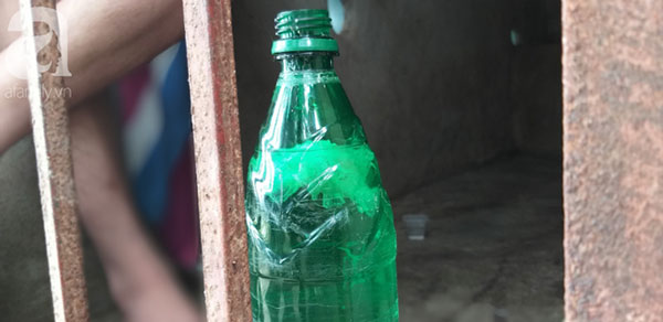 Cận cảnh chiếc chuồng của người bố nhốt con trai như vật nuôi, đầy ruồi muỗi và hôi thối được bạn bè giải cứu ở Hưng Yên