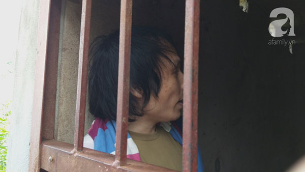 Cận cảnh chiếc chuồng của người bố nhốt con trai như vật nuôi, đầy ruồi muỗi và hôi thối được bạn bè giải cứu ở Hưng Yên