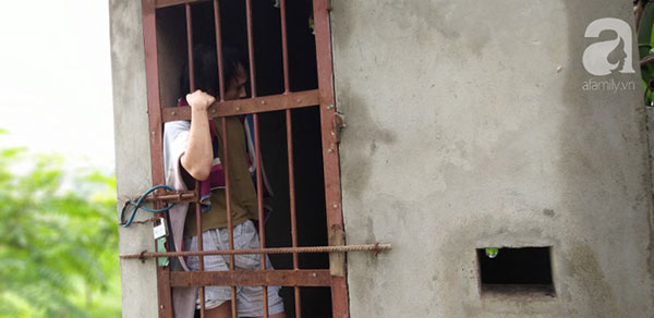 Cận cảnh chiếc chuồng của người bố nhốt con trai như vật nuôi, đầy ruồi muỗi và hôi thối được bạn bè giải cứu ở Hưng Yên