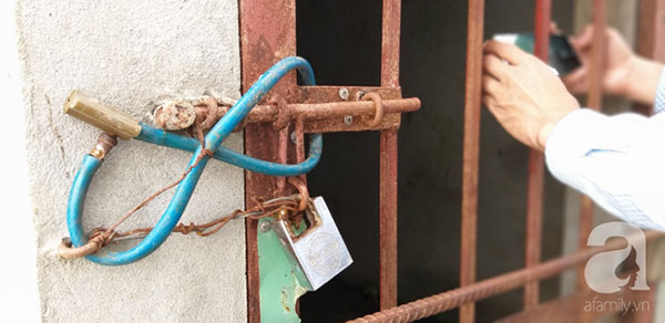 Cận cảnh chiếc chuồng của người bố nhốt con trai như vật nuôi, đầy ruồi muỗi và hôi thối được bạn bè giải cứu ở Hưng Yên