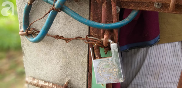 Cận cảnh chiếc chuồng của người bố nhốt con trai như vật nuôi, đầy ruồi muỗi và hôi thối được bạn bè giải cứu ở Hưng Yên