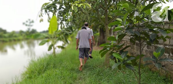 Cận cảnh chiếc chuồng của người bố nhốt con trai như vật nuôi, đầy ruồi muỗi và hôi thối được bạn bè giải cứu ở Hưng Yên