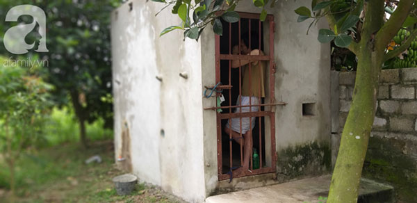 Cận cảnh chiếc chuồng của người bố nhốt con trai như vật nuôi, đầy ruồi muỗi và hôi thối được bạn bè giải cứu ở Hưng Yên