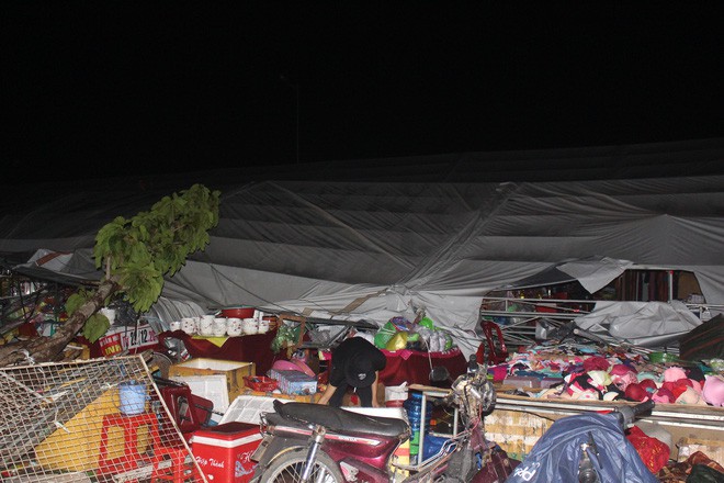 Dông lốc kéo sập hội chợ mua sắm ở Tiền Giang, nhiều người thoát chết trong gang tấc