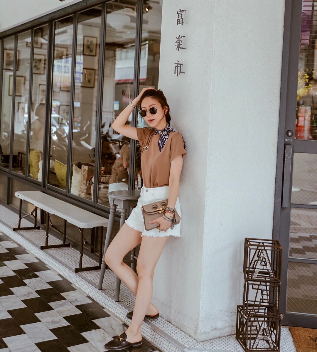 Áo phông màu trung tính chính là bảo bối của nàng ngoài 30 tuổi: Vừa trẻ trung, vừa không sợ bị cưa sừng làm nghé