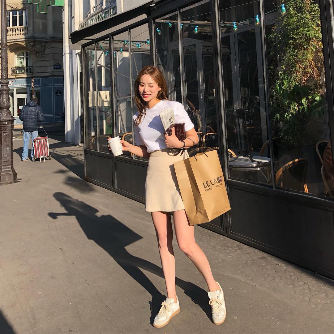 Áo phông màu trung tính chính là bảo bối của nàng ngoài 30 tuổi: Vừa trẻ trung, vừa không sợ bị cưa sừng làm nghé