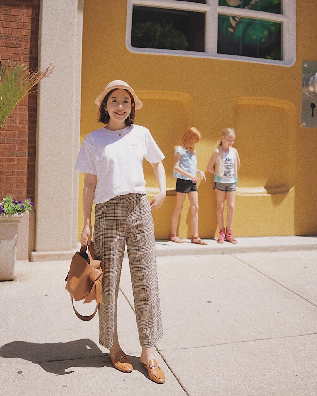 Áo phông màu trung tính chính là bảo bối của nàng ngoài 30 tuổi: Vừa trẻ trung, vừa không sợ bị cưa sừng làm nghé