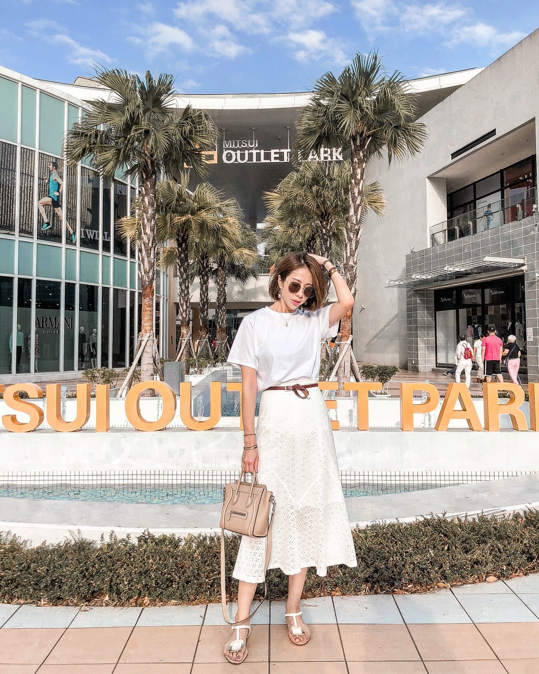 Áo phông màu trung tính chính là bảo bối của nàng ngoài 30 tuổi: Vừa trẻ trung, vừa không sợ bị cưa sừng làm nghé