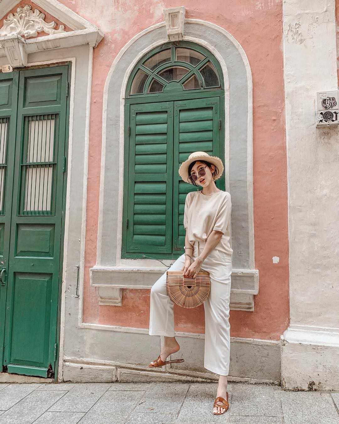 Áo phông màu trung tính chính là bảo bối của nàng ngoài 30 tuổi: Vừa trẻ trung, vừa không sợ bị cưa sừng làm nghé