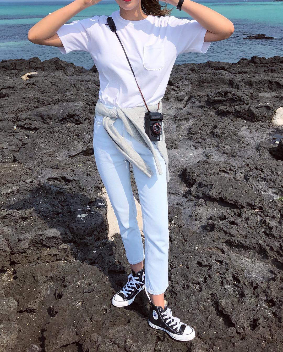 Áo phông màu trung tính chính là bảo bối của nàng ngoài 30 tuổi: Vừa trẻ trung, vừa không sợ bị cưa sừng làm nghé