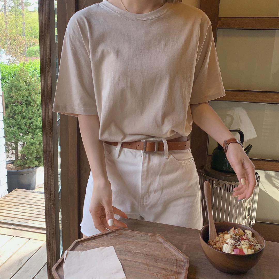 Áo phông màu trung tính chính là bảo bối của nàng ngoài 30 tuổi: Vừa trẻ trung, vừa không sợ bị cưa sừng làm nghé