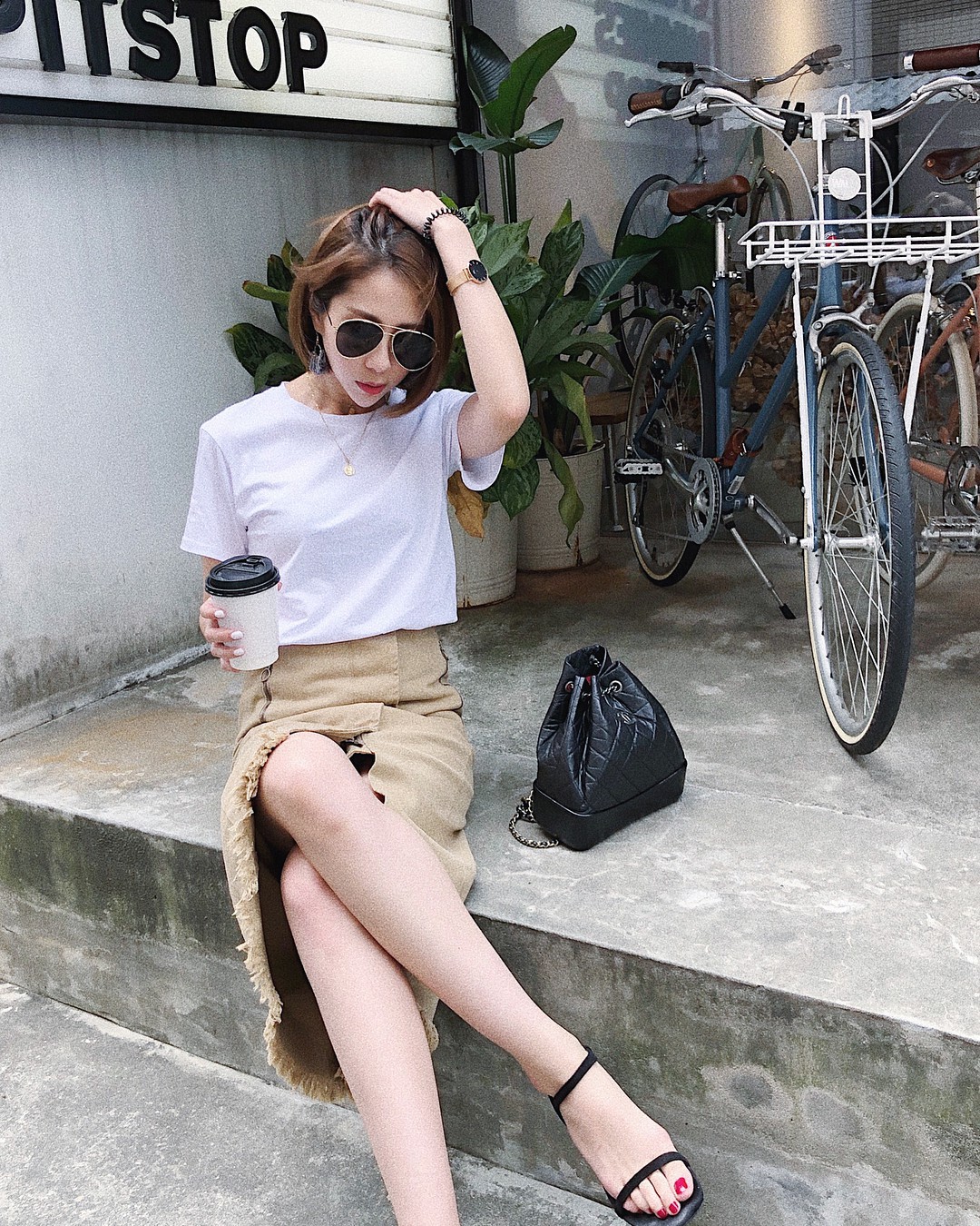 Áo phông màu trung tính chính là bảo bối của nàng ngoài 30 tuổi: Vừa trẻ trung, vừa không sợ bị cưa sừng làm nghé