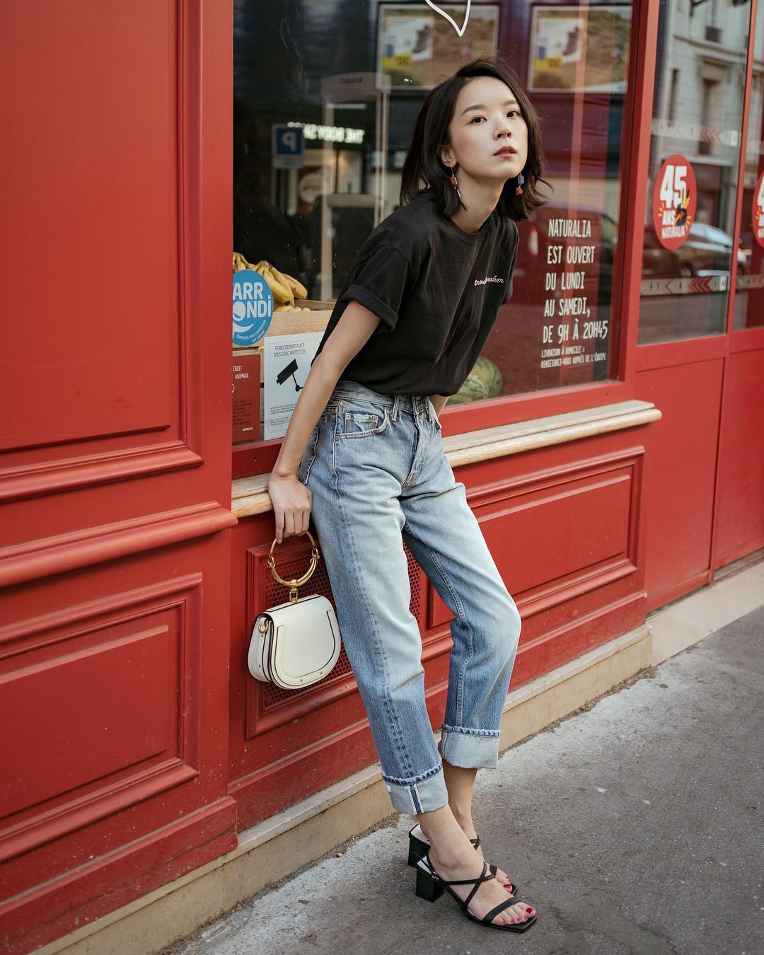 Áo phông màu trung tính chính là bảo bối của nàng ngoài 30 tuổi: Vừa trẻ trung, vừa không sợ bị cưa sừng làm nghé