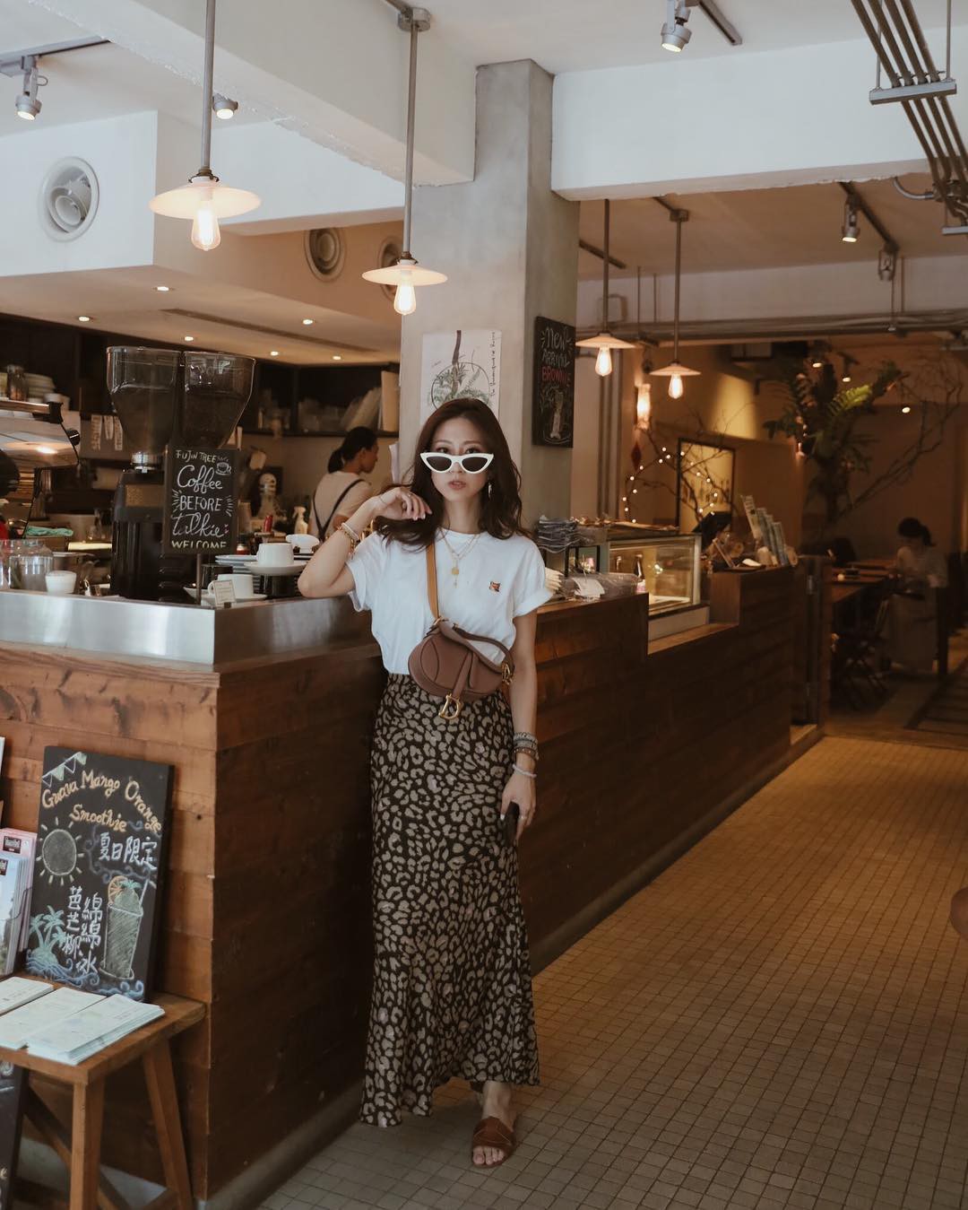 Áo phông màu trung tính chính là bảo bối của nàng ngoài 30 tuổi: Vừa trẻ trung, vừa không sợ bị cưa sừng làm nghé