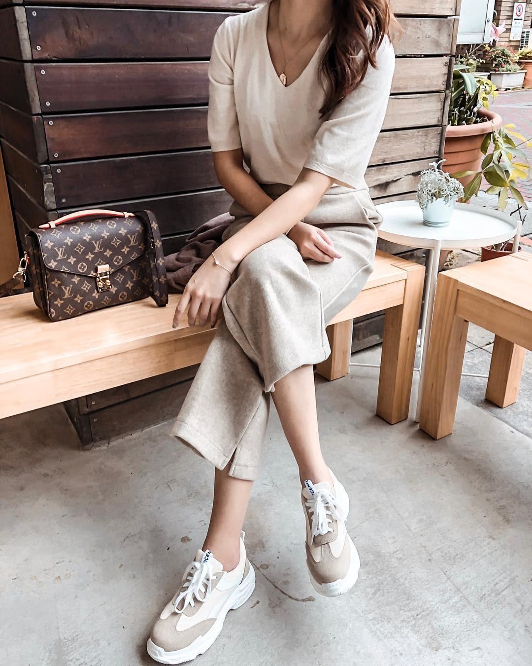 Áo phông màu trung tính chính là bảo bối của nàng ngoài 30 tuổi: Vừa trẻ trung, vừa không sợ bị cưa sừng làm nghé