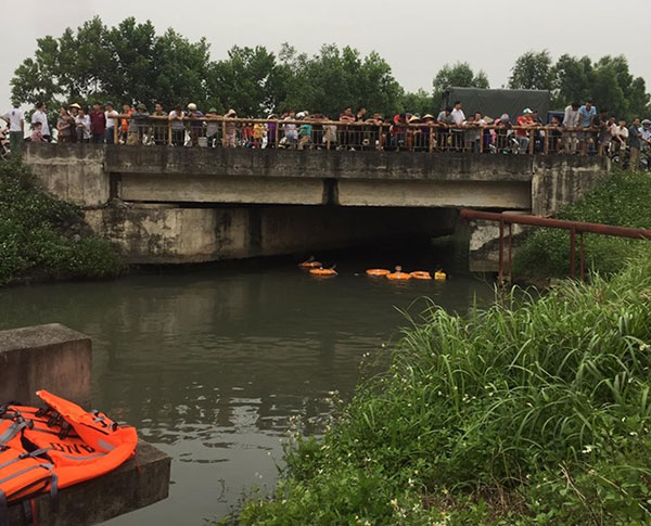 Bị bố mẹ trách mắng vì dùng điện thoại, nữ sinh lớp 8 dựng hiện trường giả nhảy sông tự tử