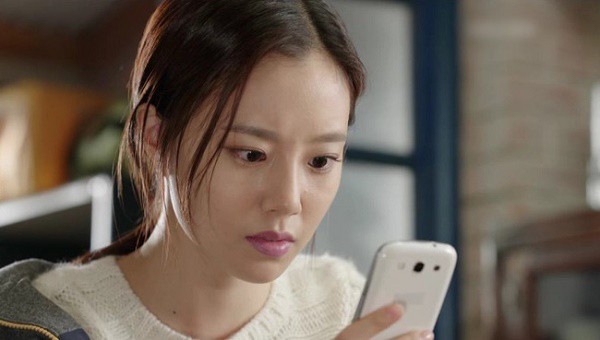 Chồng mất 2 tháng thì có tin nhắc đóng tiền bảo hiểm, vợ tìm hiểu rồi ngất lịm trước bí mật tày trời