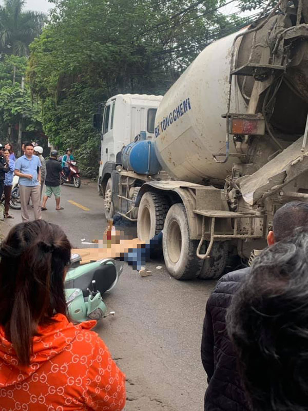 Hà Nội: Vừa đi xe máy vừa sử dụng điện thoại, người phụ nữ giật mình ngã xuống đường bị xe bồn cán tử vong