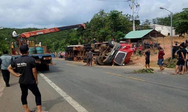 Bình Phước: Đang đi trên đường bị container lật ngang đè trúng, 2 anh em ruột chết thảm